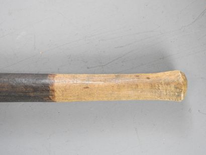 AFRIQUE. Ancienne hache au manche en bois...