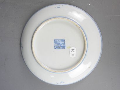 CHINE : Deux petites assiettes et une coupelle...