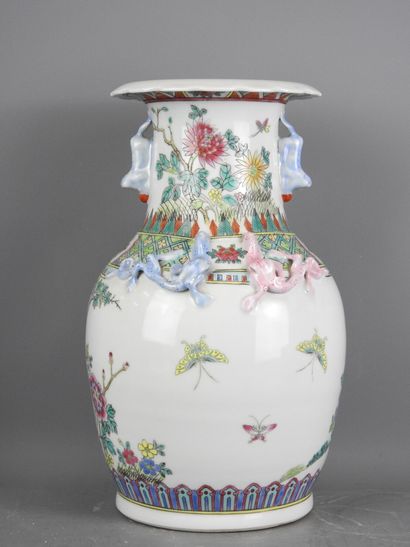 CHINE : Vase balustre en porcelaine à décor...