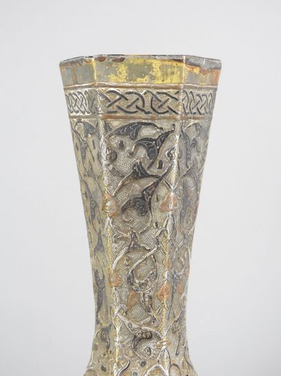 EGYPTE : Vase côtelé en bronze argenté. Vers...
