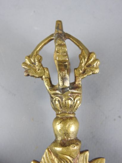 TIBET.
Bronze, fer.
Couperet rituel « Kartrika...
