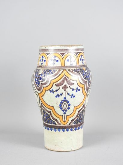 MAROC - Fès : Vase en faïence à décor polychrome....
