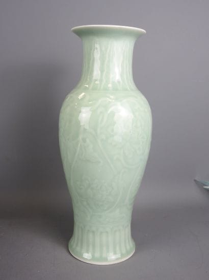 CHINE : Vase balustre en porcelaine céladon...
