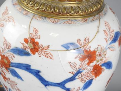 JAPON : Lampe en porcelaine à décor Imari,...