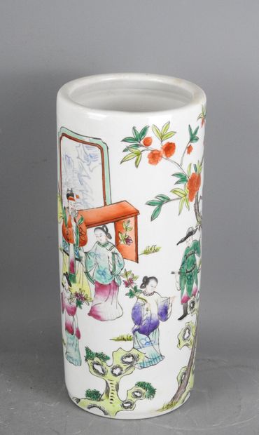 CHINE : Vase rouleau en porcelaine à décor...