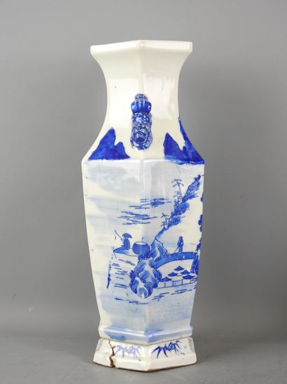 CHINE : Vase en porcelaine blanc bleu de...