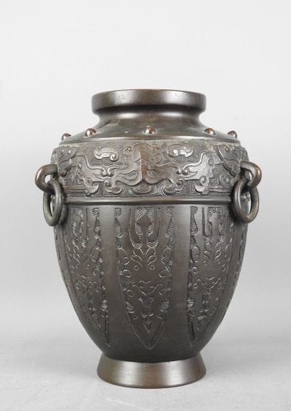 VIETNAM : Vase balustre en bronze à patine...