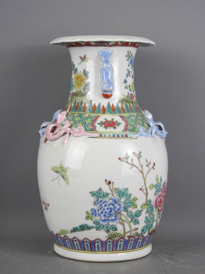 CHINE : Vase balustre en porcelaine à décor...
