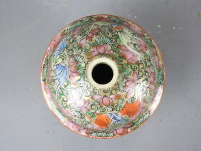 CHINA - Canton: Porcelain cylindrical covered...