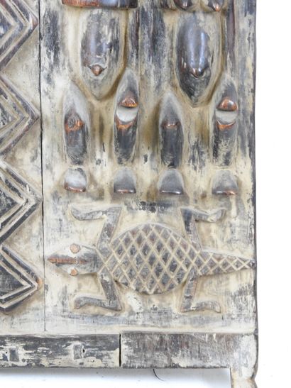 DOGON - MALI : Volet de case en bois sculpté...