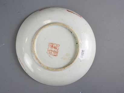 CHINE : Trois coupelles circulaires en porcelaine...