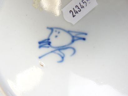 CHINE : Deux petites assiettes et une coupelle...