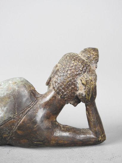 TIBET : Bouddha allongé en bronze à patine...