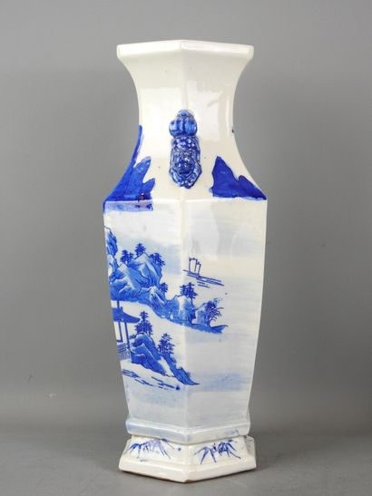 CHINE : Vase en porcelaine blanc bleu de...