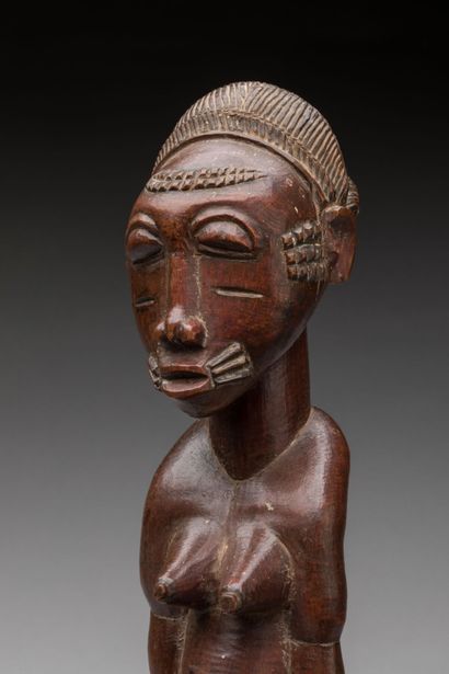 Statuette féminine debout, BAOULE, Côte d'Ivoire.
Bois...