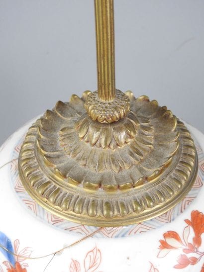 JAPON : Lampe en porcelaine à décor Imari,...