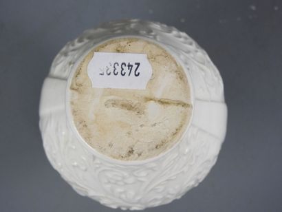 CHINE : Vase en porcelaine émaillée blanche...
