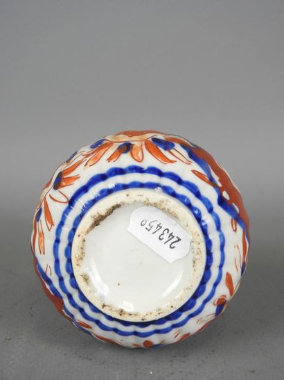 JAPON : Vase bouteille en porcelaine à décor...