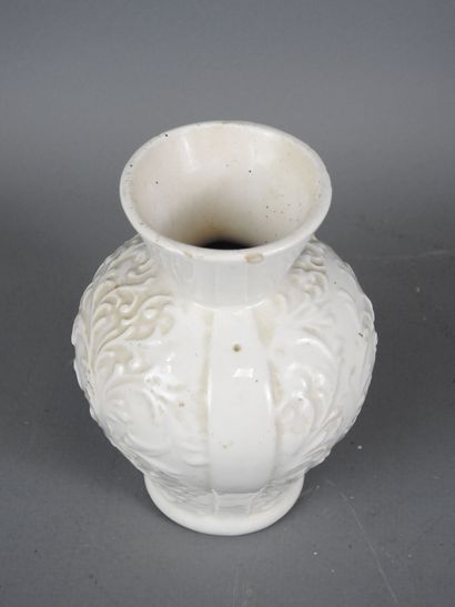 CHINE : Vase en porcelaine émaillée blanche...
