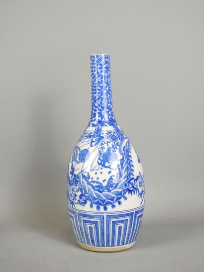 JAPON : Vase au col long étroit, porcelaine...