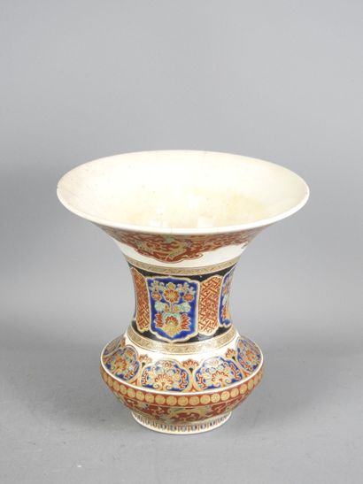 JAPON : Vase en faïence à décor Satsuma....