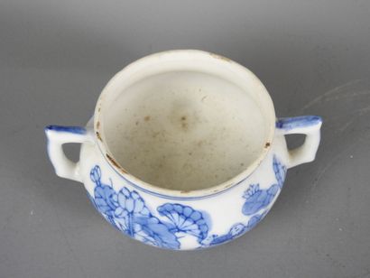 JAPON : Brûle parfum tripode en porcelaine...