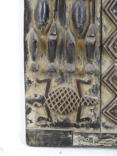 DOGON - MALI : Volet de case en bois sculpté...