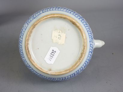 CHINE : Deux théières et un pot cylindrique...