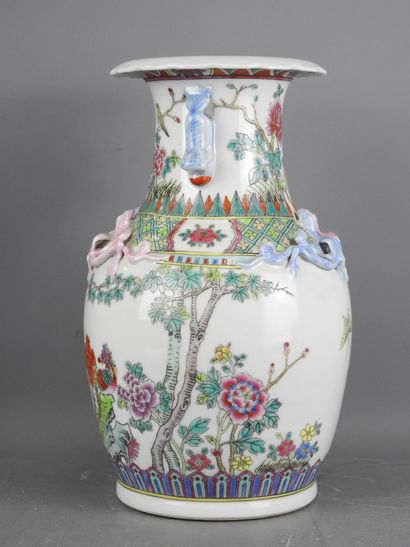 CHINE : Vase balustre en porcelaine à décor...