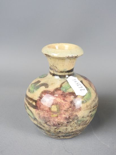 PERSE : Une assiette et un petit vase balustre....