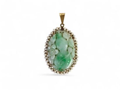 CHINA, 20th century.
Oval pendant centered...