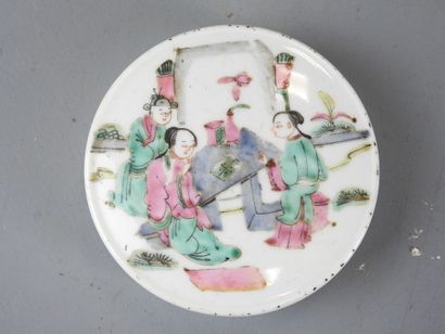 CHINA - Canton: Porcelain cylindrical covered...