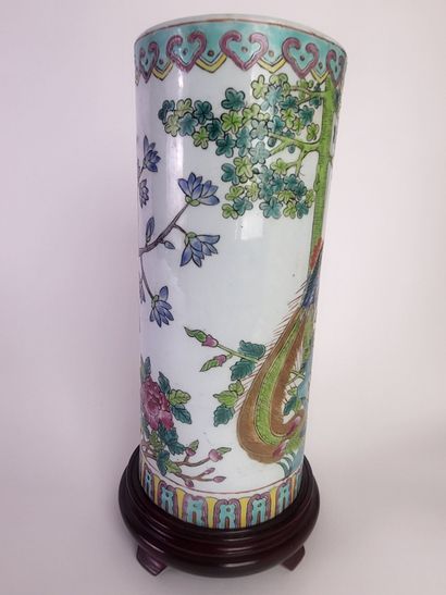 CHINA, 20th century.
Polychrome porcelain...