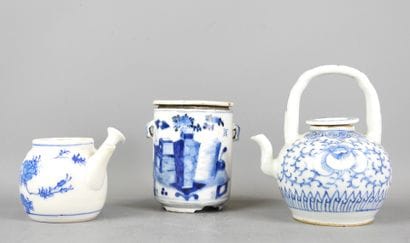 CHINE : Deux théières et un pot cylindrique...
