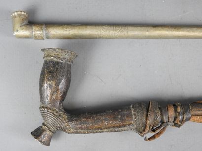 Four antique pipes 
and a pipe bowl, AFRICA-ASIA.
Silver-plated...