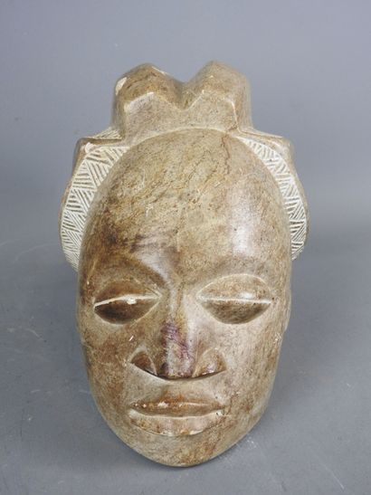 GABON, Ngounié region.
Imposing head in steatite...