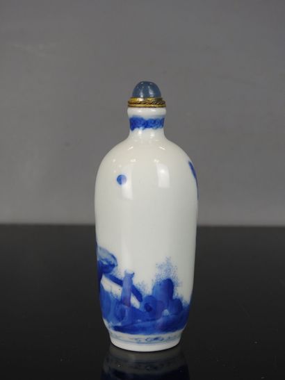 CHINE - XIXe siècle
Flacon tabatière en porcelaine...