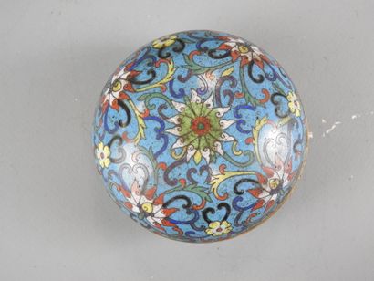 CHINA: Circular covered box in cloisonné...