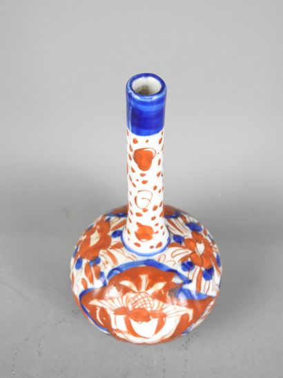 JAPON : Vase bouteille en porcelaine à décor...