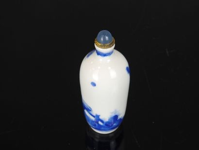 CHINE - XIXe siècle
Flacon tabatière en porcelaine...