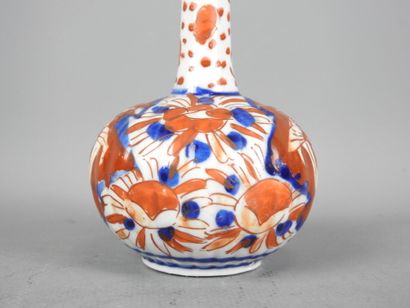JAPON : Vase bouteille en porcelaine à décor...
