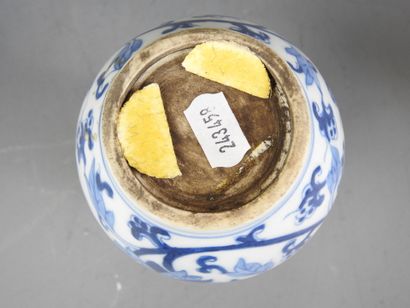 CHINE : Vase de forme double gourde en porcelaine...