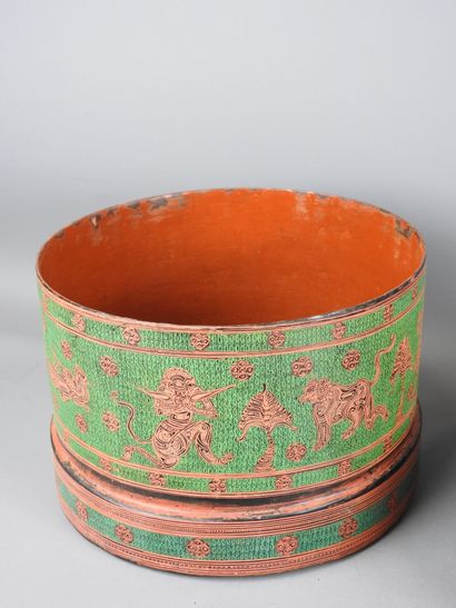 BIRMANIA: Lacquered bamboo betel box decorated...
