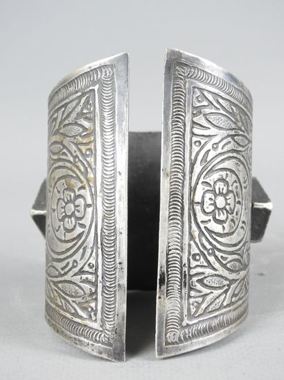 BERBERE : Bracelet en argent ciselé (poinçons)....