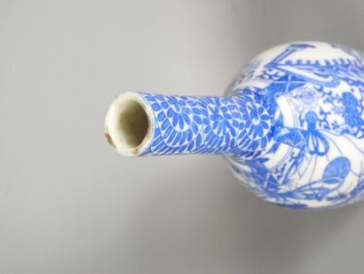 JAPON : Vase au col long étroit, porcelaine...