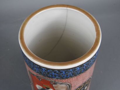 CHINE : Vase rouleau en porcelaine à décor...