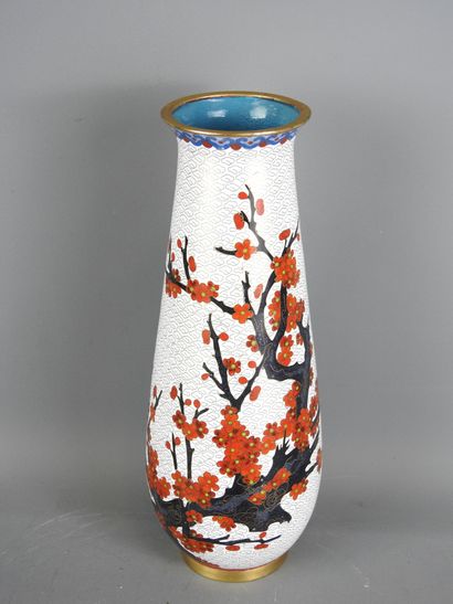 JAPON : Vase en émaux cloisonnés à décor...
