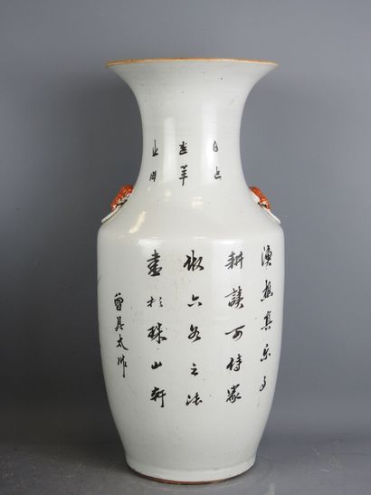 CHINE : Vase balustre en porcelaine à décor...