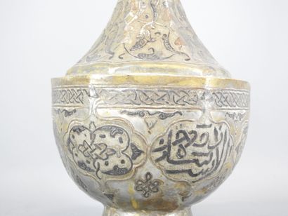 EGYPTE : Vase côtelé en bronze argenté. Vers...