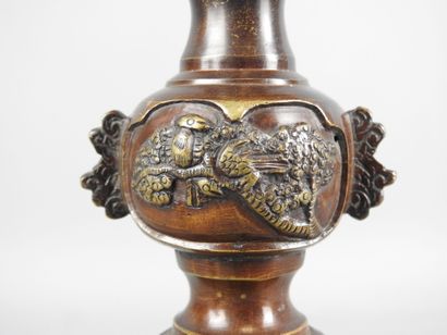 JAPON : Vase tripode en bronze. H. 20 cm...